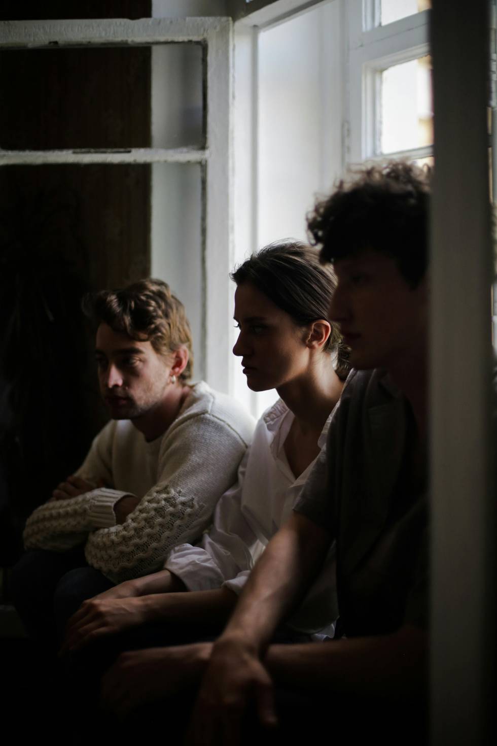 dreier-beziehung-fenster-talk-foto-cottonbro-studio-pexels.jpg