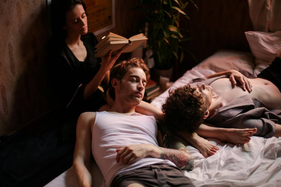 dreier-beziehung-bett2-foto-cottonbro-studio-pexels.jpg
