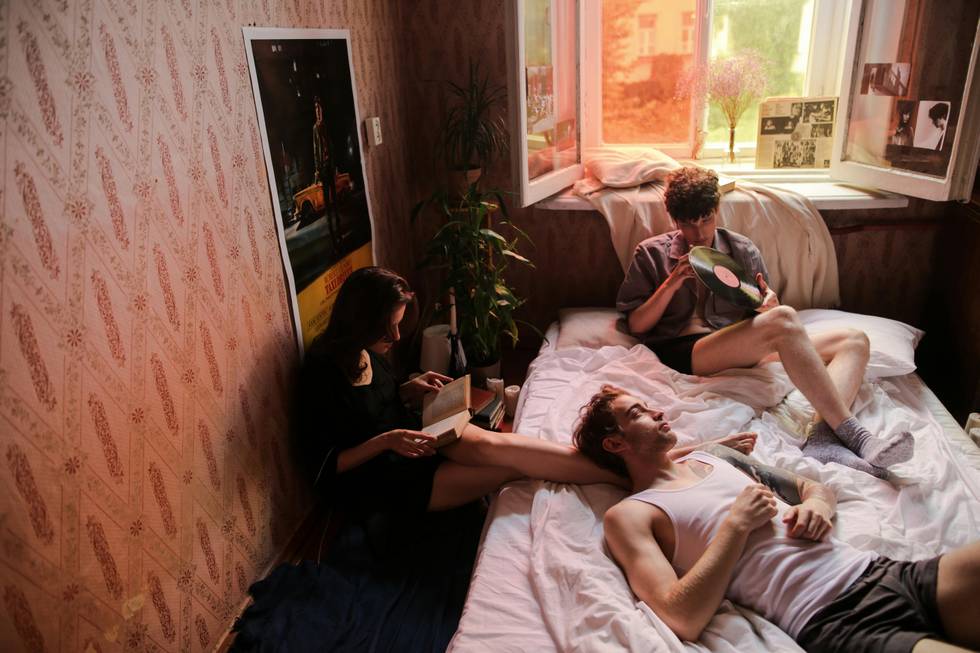 dreier-beziehung-bett-chilling-foto-cottonbro-studio-pexels.jpg