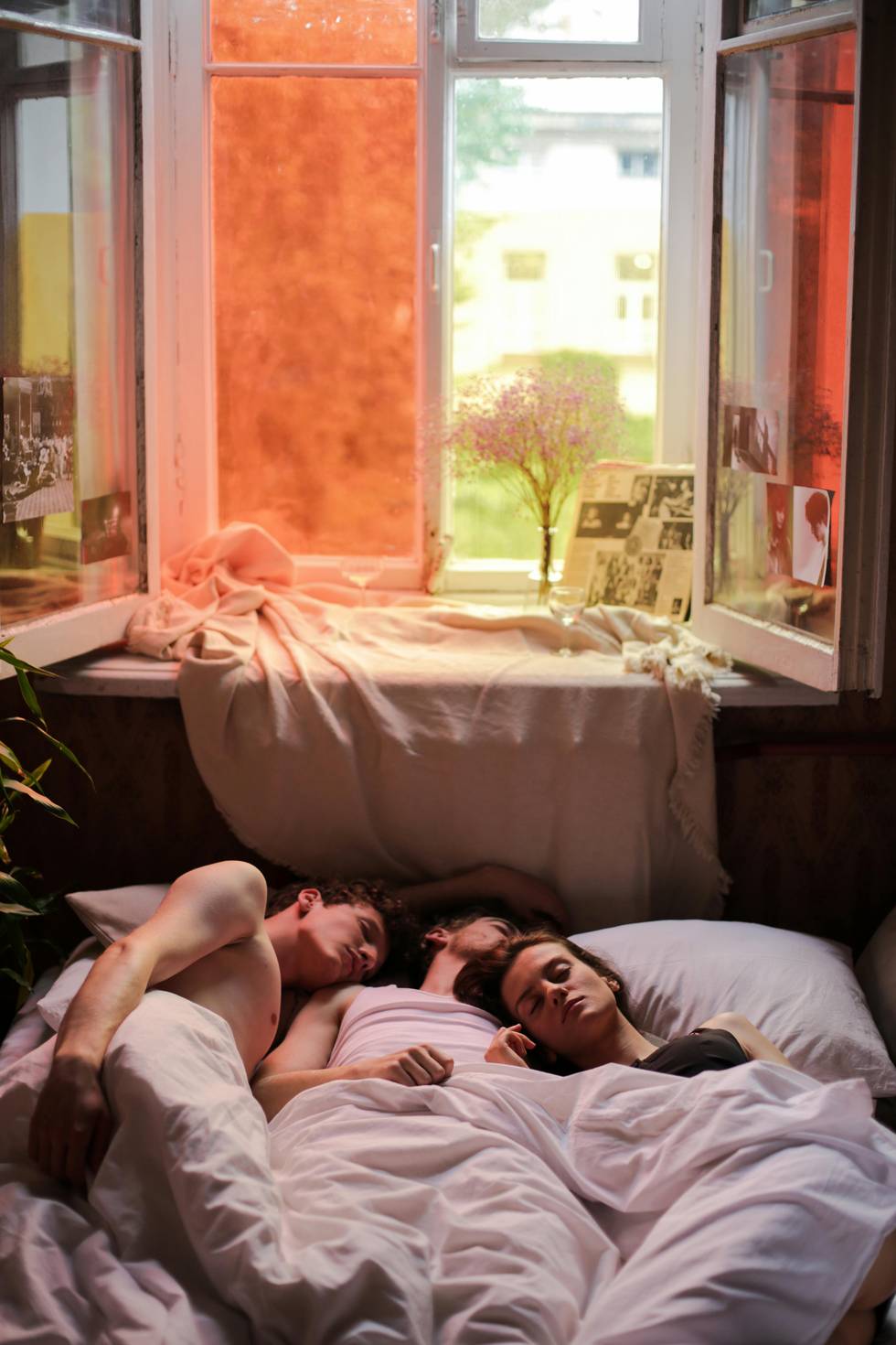 dreier-beziehung-bett-fenster-foto-cottonbro-studio-pexels.jpg
