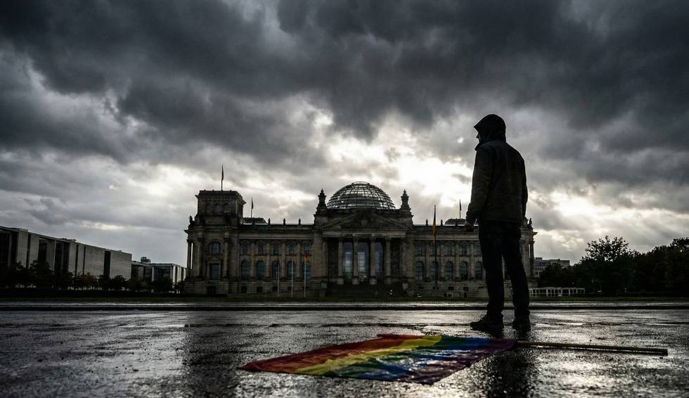 bundestag-regenbogenfahne-mann-traurig-grafik-ki-erstellt.jpg