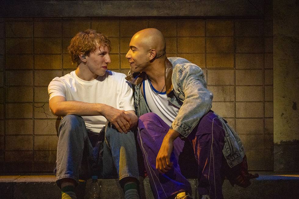 Theater des Westens, begeistert das Musical „WIR SIND AM LEBEN – DAS BERLIN MUSICAL“ von Peter Plate, Ulf Leo Sommer und Joshua Lange. Wir haben mit einem der Künstler*innen gechattet: Markus Spagl.