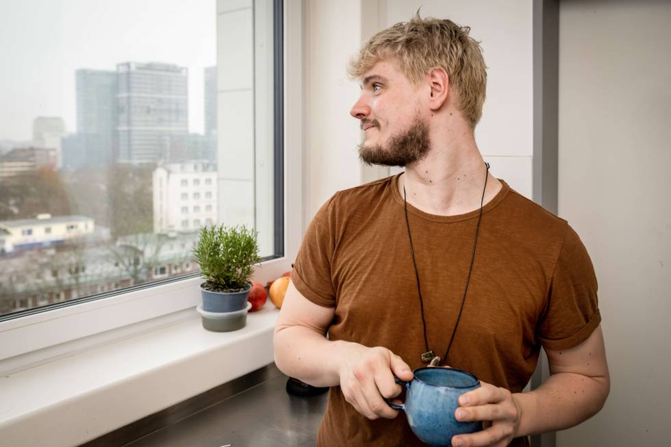 ViiV_Hamburg019-mann-guckt-aus-fenster.jpg