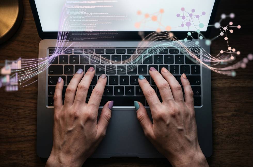 haende-mit-bunten-fingernaegeln-tippen-auf-laptop-tastatur-datenstroeme.jpg