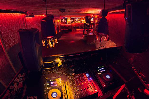 dildofabrik-dj-pult.jpg