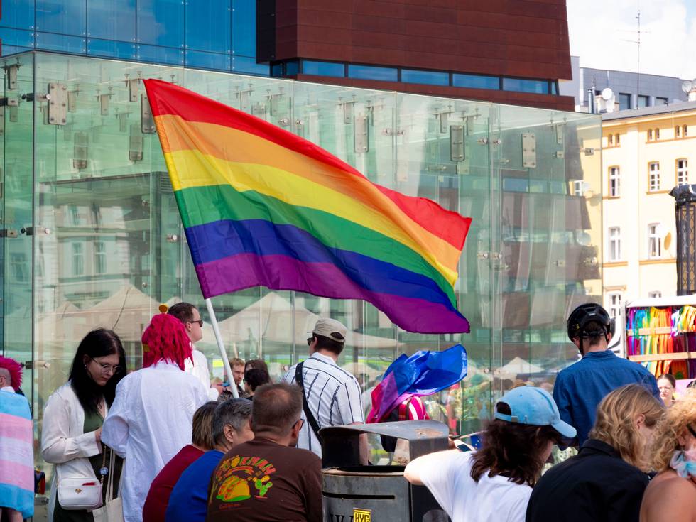PrideFlagge_Menschen.jpg