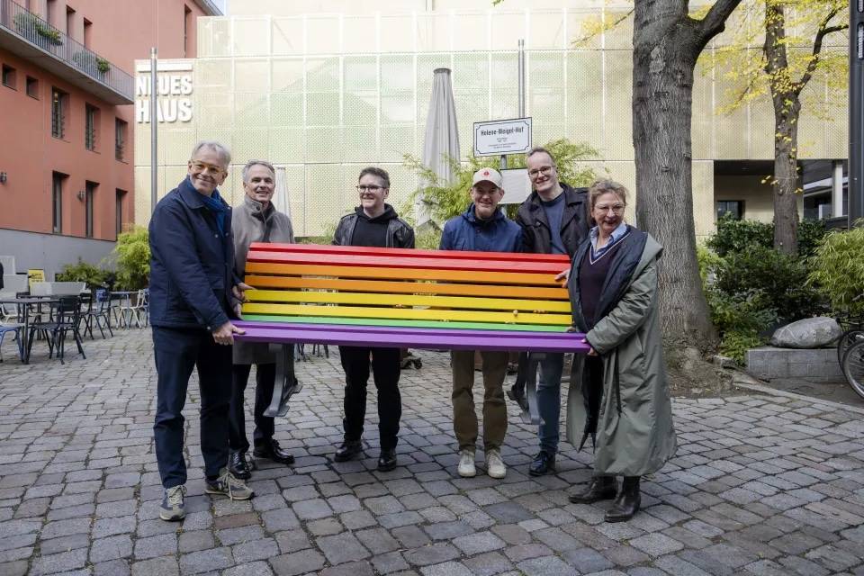 Regenbogenbank2_Berliner_Ensemble_foto_Moritz_Haase.jpeg