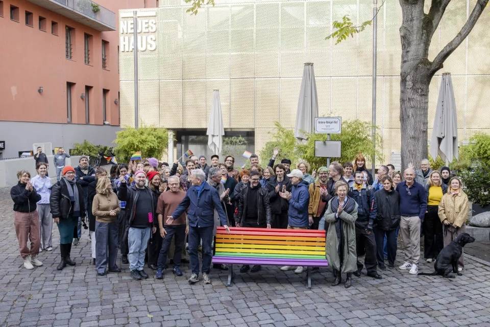 Regenbogenbank_Berliner_Ensemble_foto_Moritz_Haase_1.jpeg