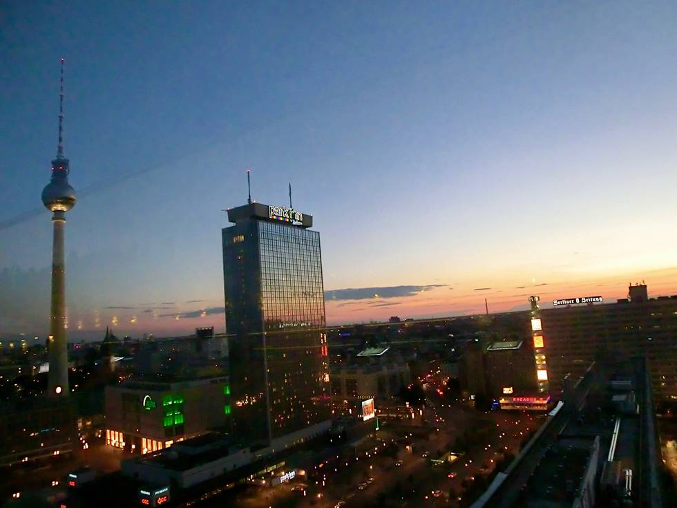 Alexanderplatz, Fernsehturm, Blick auf Berlin-Mitte nachts