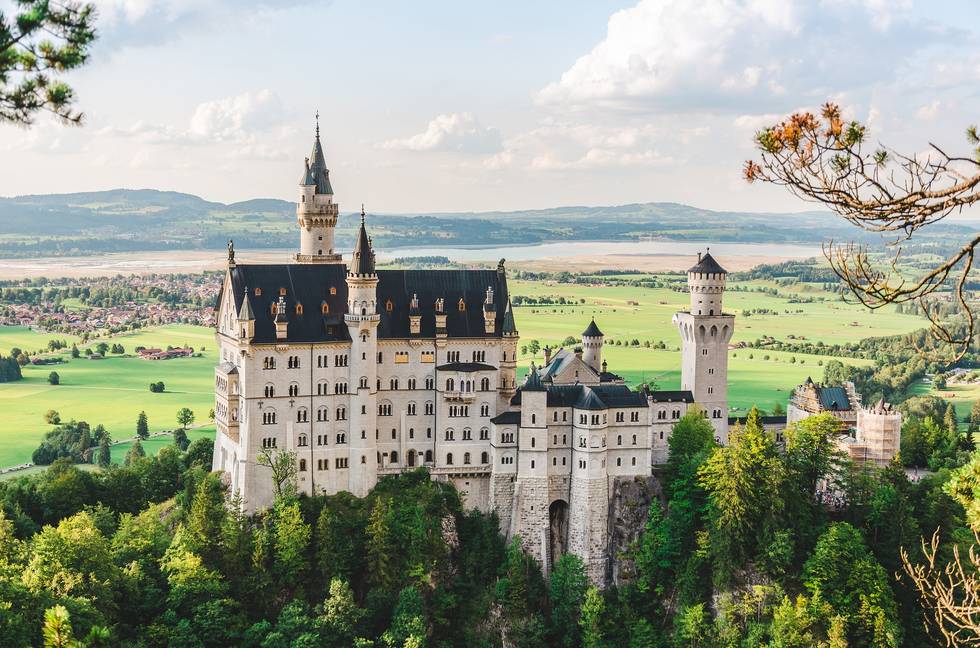 neuschwanstein-3647167_1920.jpg