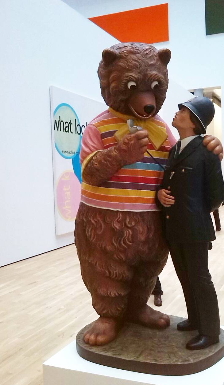 Jeff Koons BEAR AND POLICEMAN 1988 MRädel.jpg