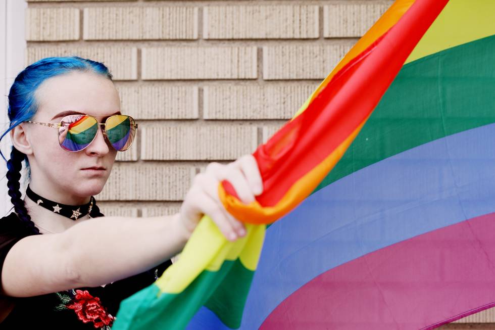 Mädchen Regenbogenfahne