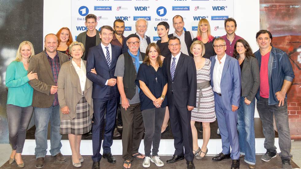 3840px-Pressetermin_30_Jahre_Lindenstraße_-_Gruppenbild-9420.jpg