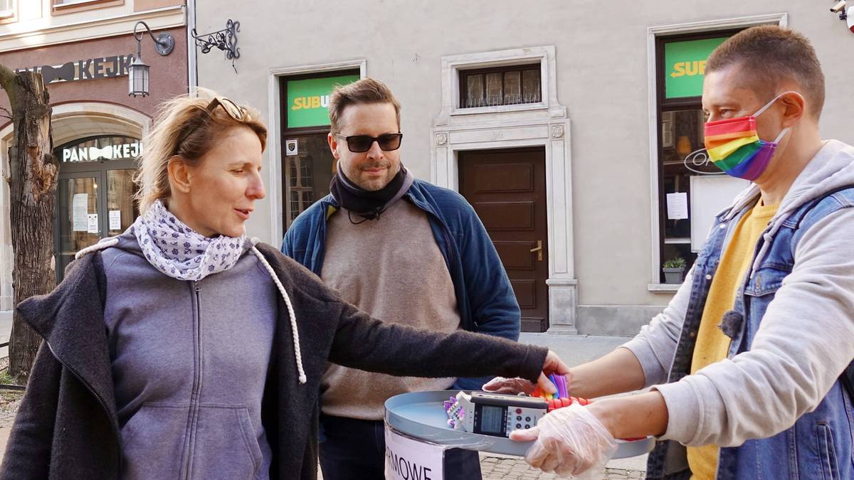 Polen: Mit Regenbogenmasken gegen Corona und Homophobie ...