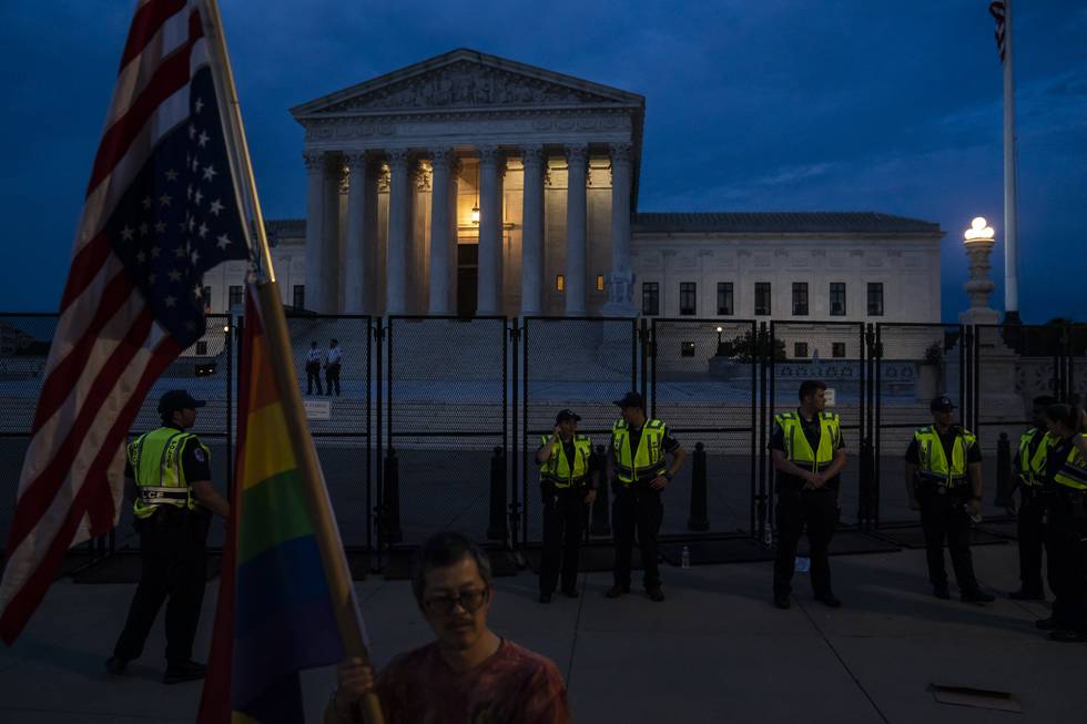 supreme-court-rainbow-flag-protest-foto-nathan-howard-getty-images-afp.jpg