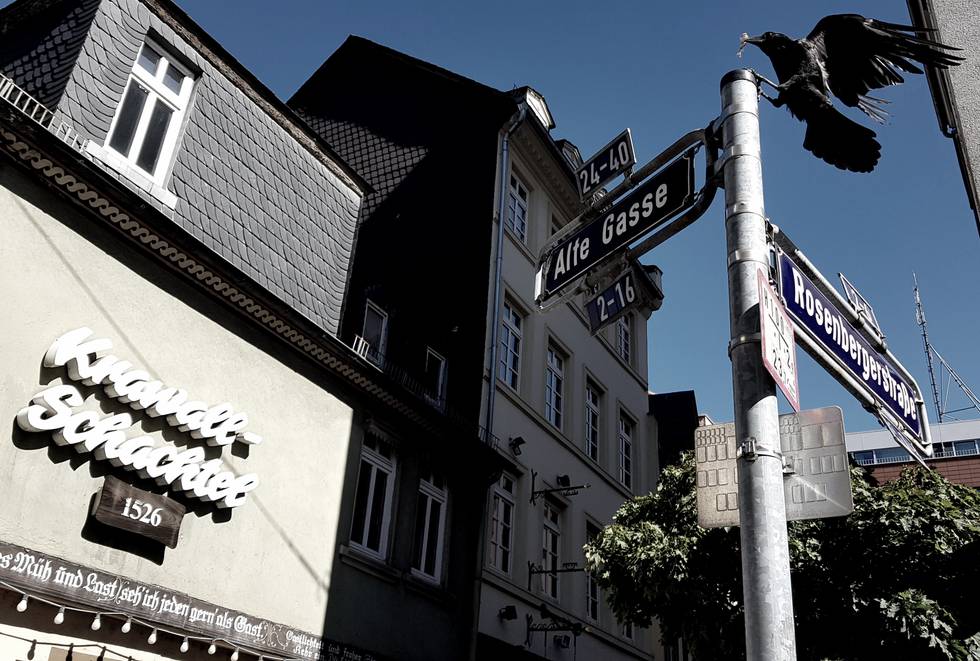 Straßenschild Alte Gasse Krähe