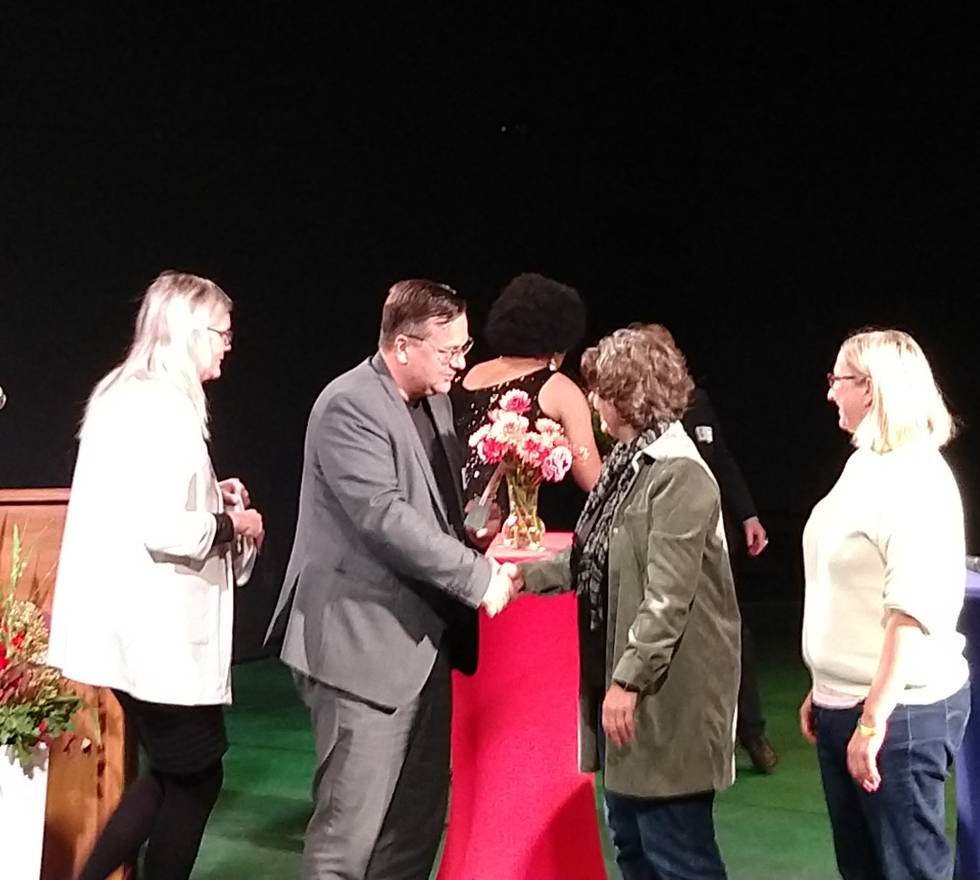 uebergabe_queerpreis_lichtenberg_leslefam.jpeg