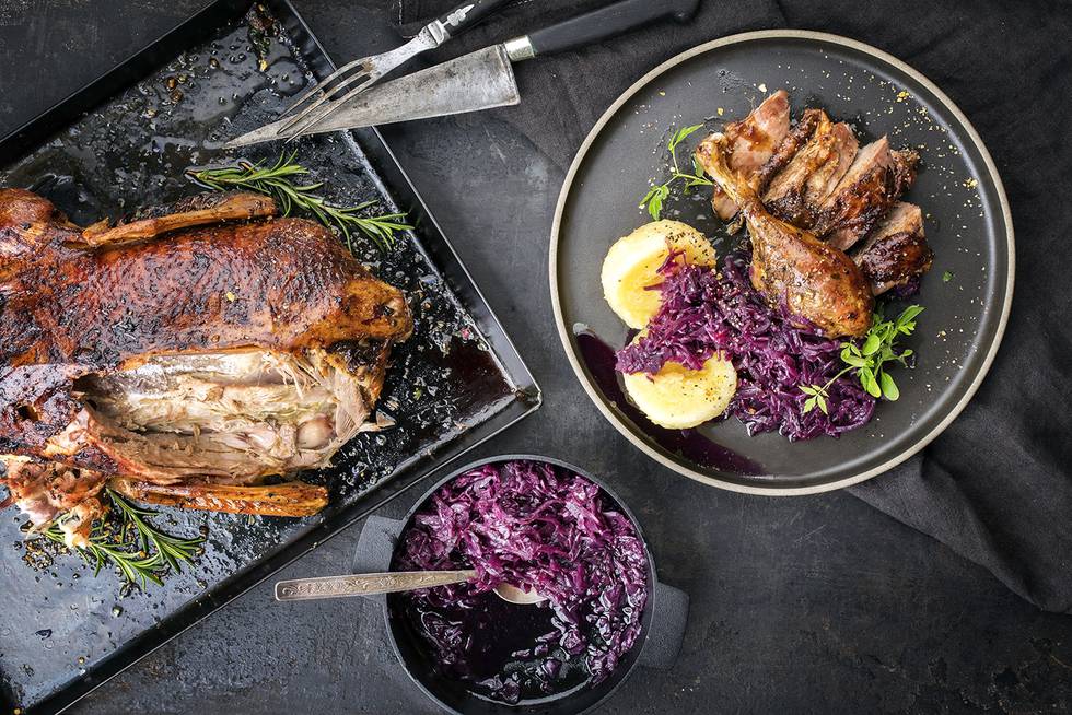 Traditionelle gebratene Weihnachts Ente mit  Kartoffel Knödel u