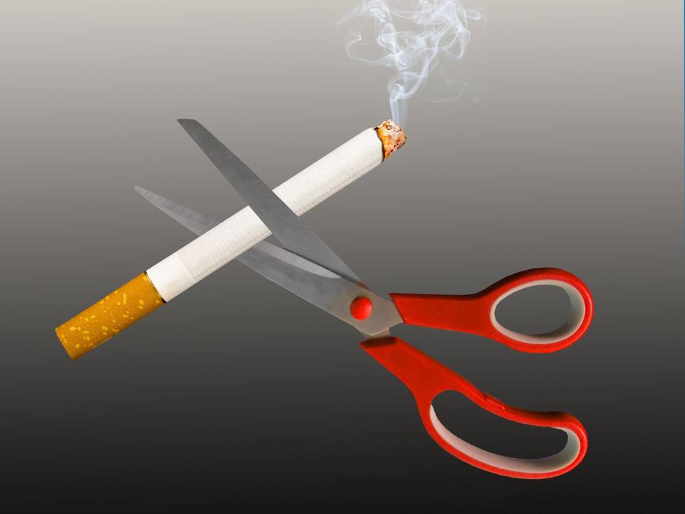 smoking-2369207_1920.jpg