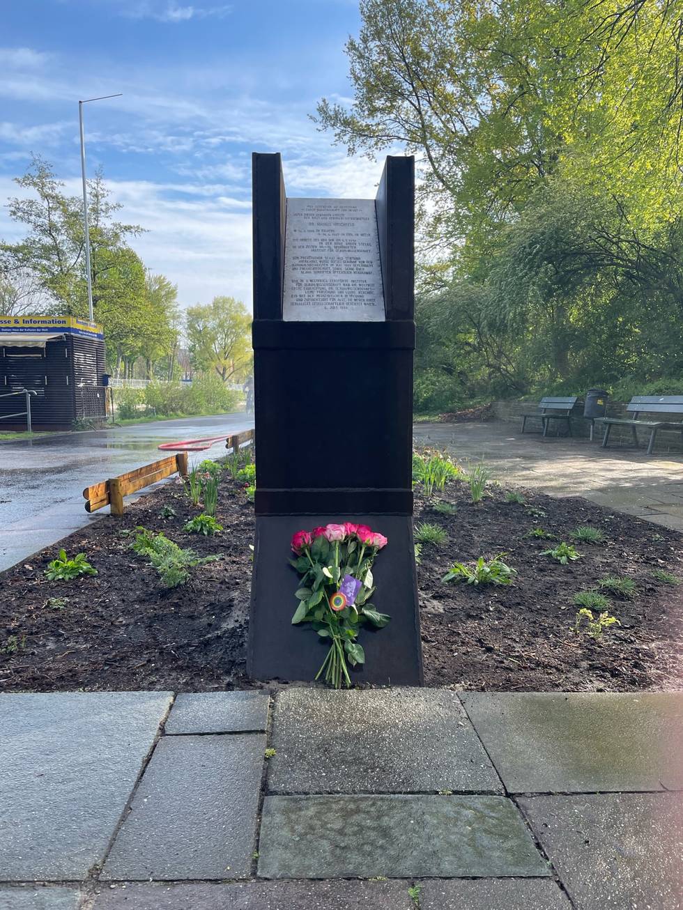 Blumen_Denkmal_Institut-fuer-Sexualwissenschaft_2023-05-05_Fotocredit_BMH.jpeg