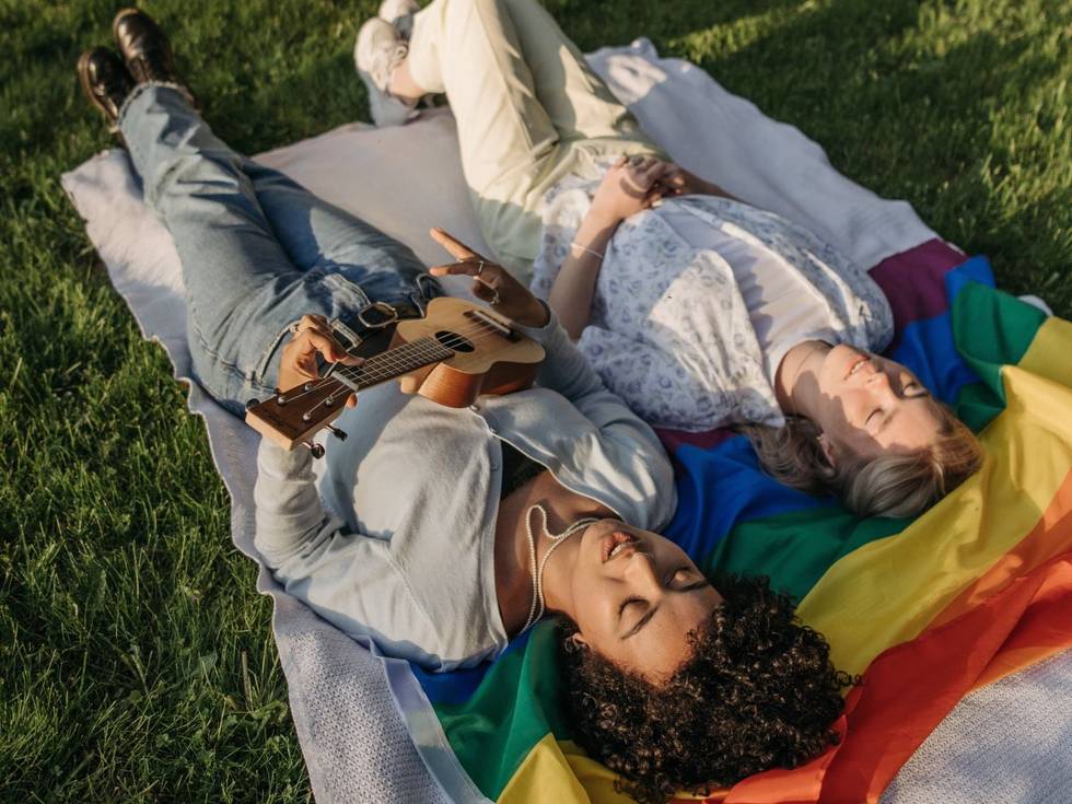 Frauen auf Regenbogenflagge-pavel-danilyuk-pexels-4-3.jpg