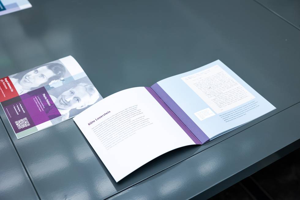 Lesetisch_Nahaufnahme_Ausstellung_gefaehrdetleben_BMH_David-Renz.jpg