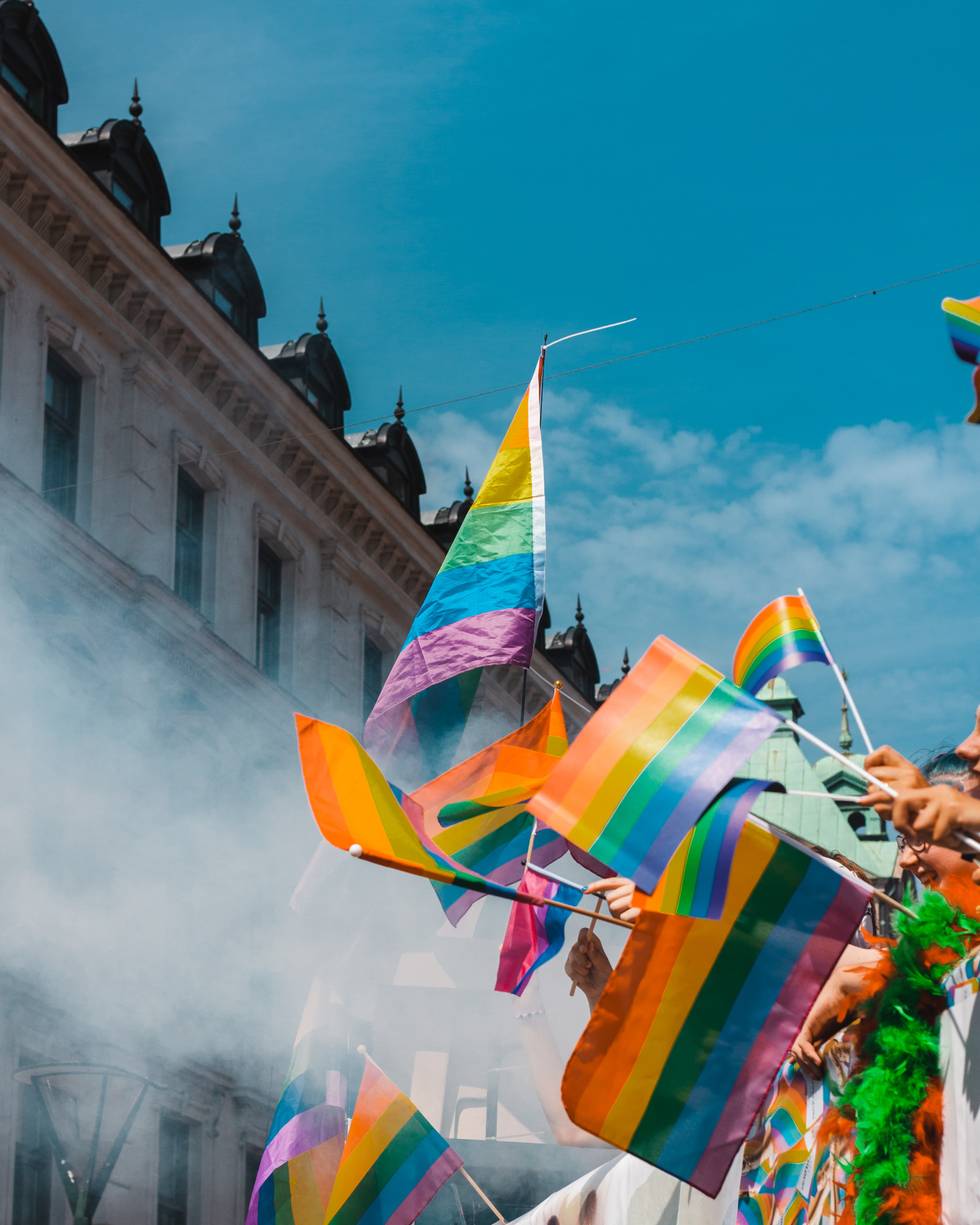 Regenbogen-Fahnen im Wind