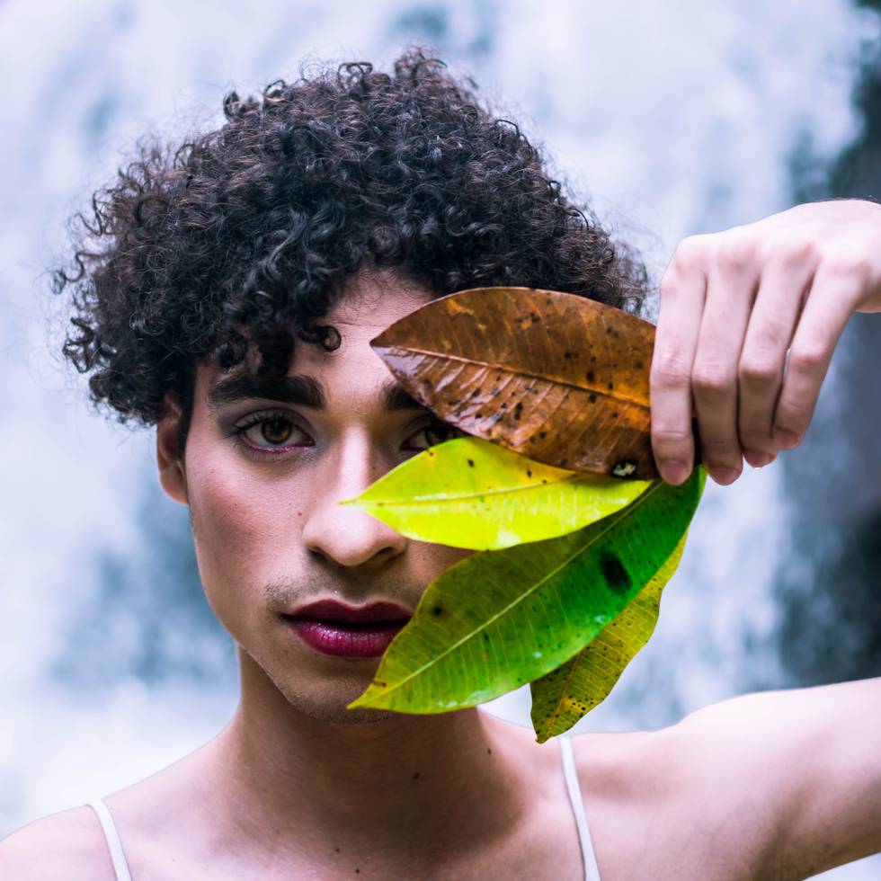 Model mit Herbstlaub
