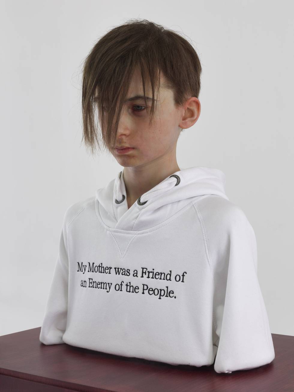 MK-Kaehne_My-Mother-Was-A-Friend-Of-An-Enemy-Of-The-People_2021-2022_181-x-68-x-5-cm-mit-Sockel_Silicon-Haare-Holz-Sweatshirt-bedruckt_K-63997_Foto-Eric-Tschernow-scaled.jpg