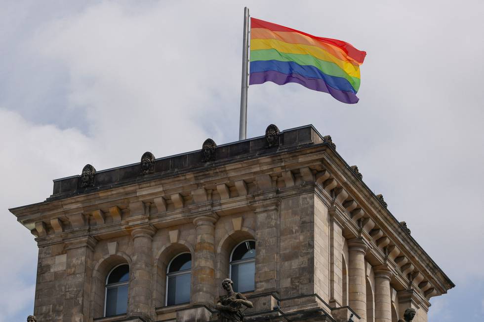 reichstag-csd-berlin-rainbowflag-afp.jpg